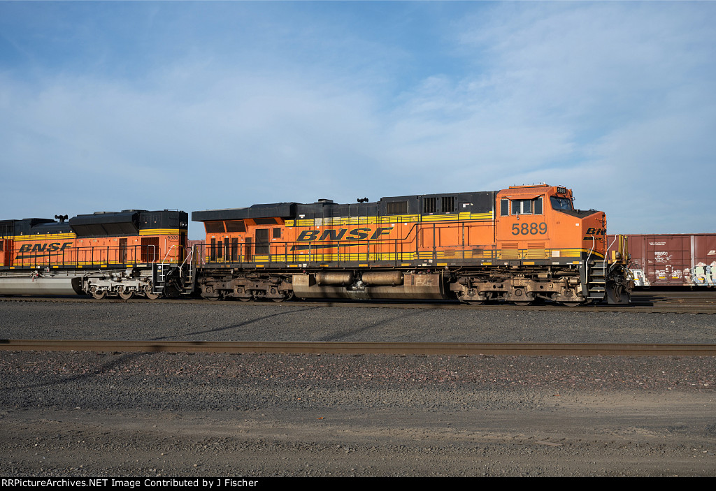 BNSF 5889